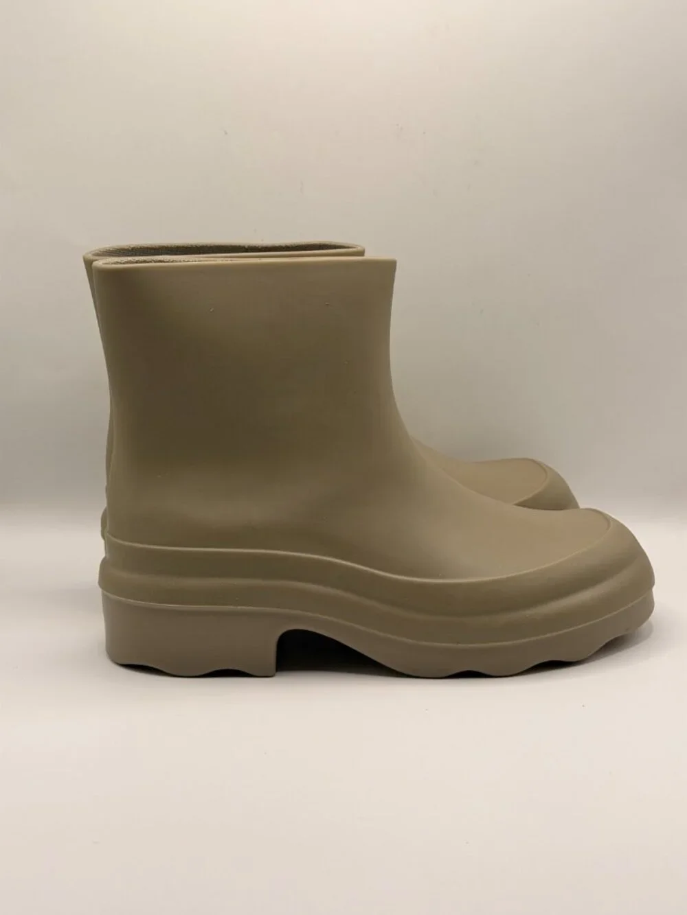 Vince Women's Nia Light Straw Rubber Rain Boot Sz 8